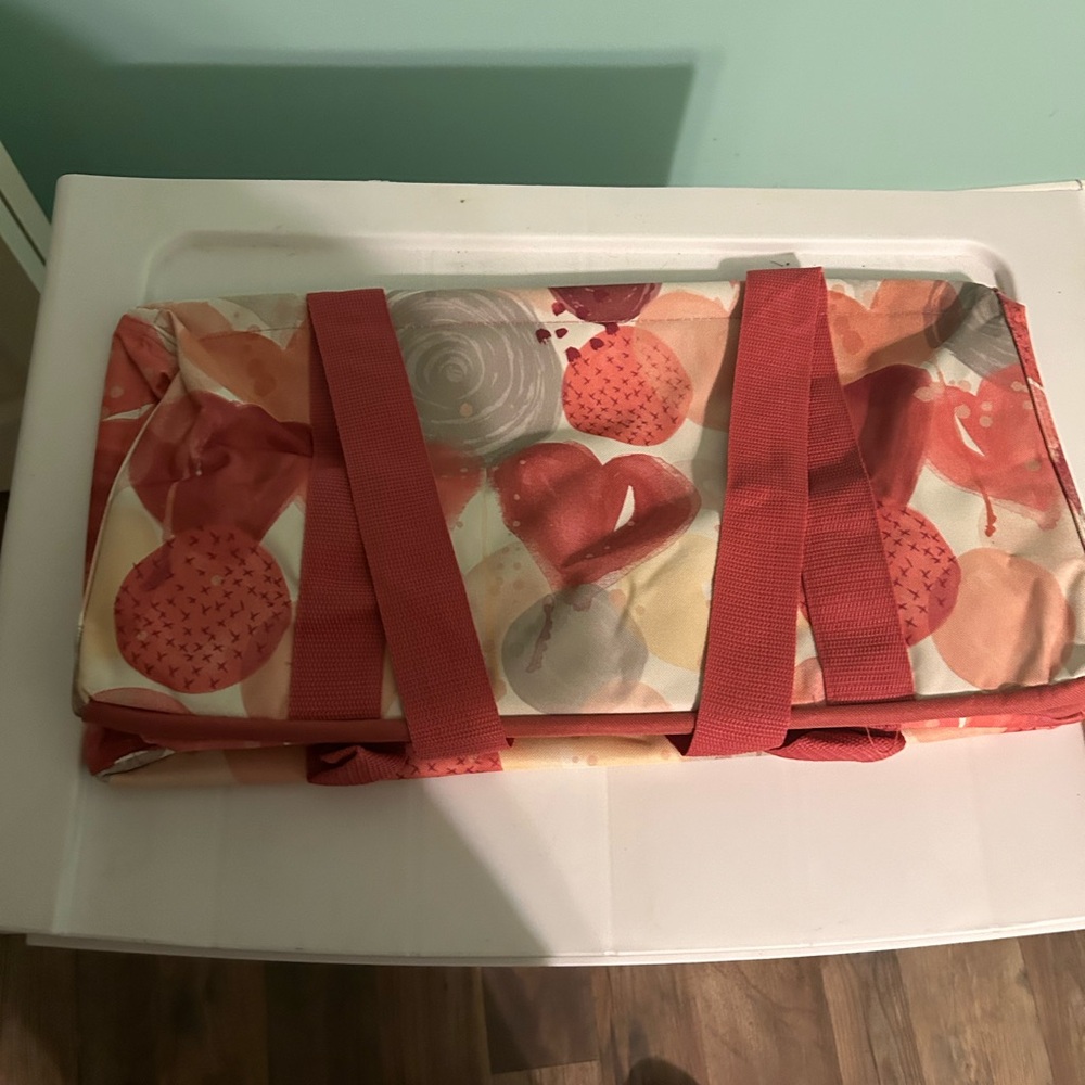 Medium utility tote